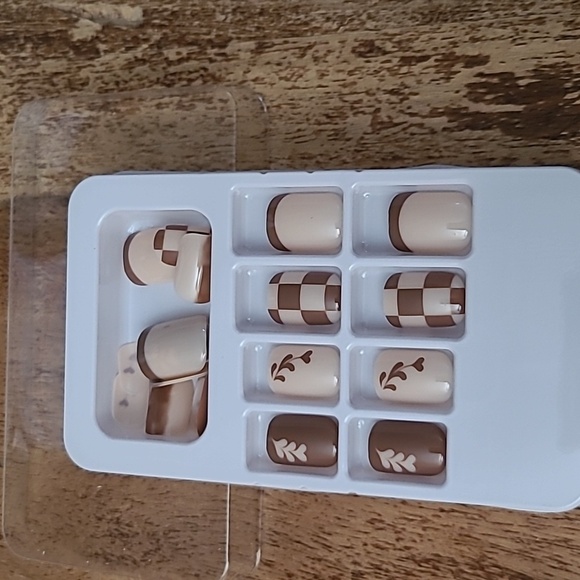 2/$16 Boho Hearts & Checkerboard Press On Nails - Picture 9 of 15